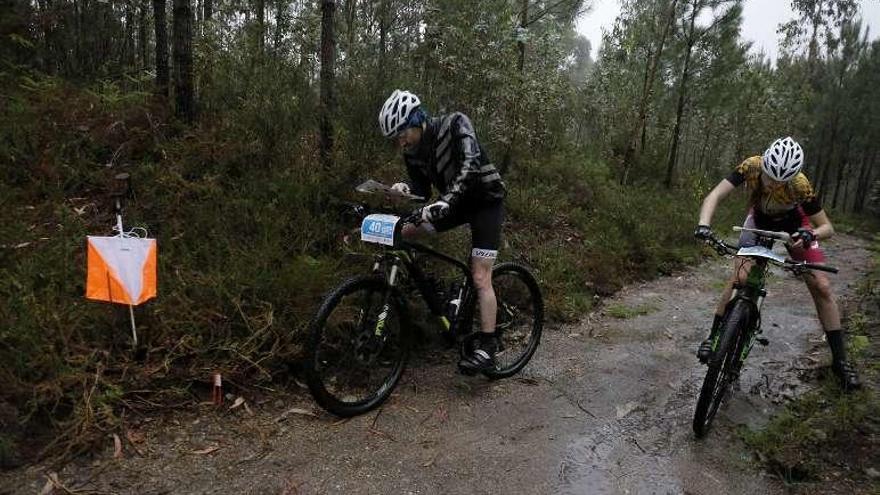 Dos ciclistas orientándose en una pista forestal en el Pontillón. // G.S.