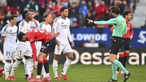 Bellingham protesta al árbitro en el partido entre Osasuna y Real Madrid 