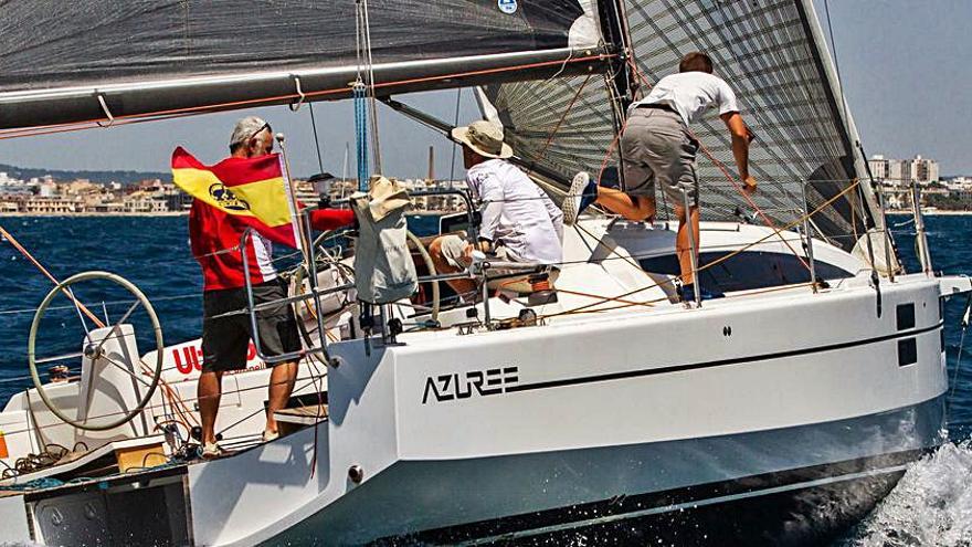 Eduardo Horrach, a la caña del ‘Azuree’, en una reciente regata.