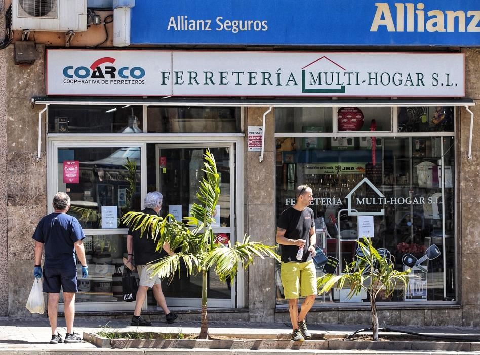 Paseo por Santa Cruz con comercios en marcha