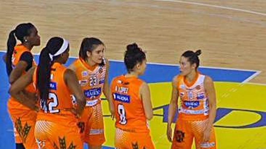 Las jugadoras del Zamarat, en el centro de la pista, en el partido de ayer.