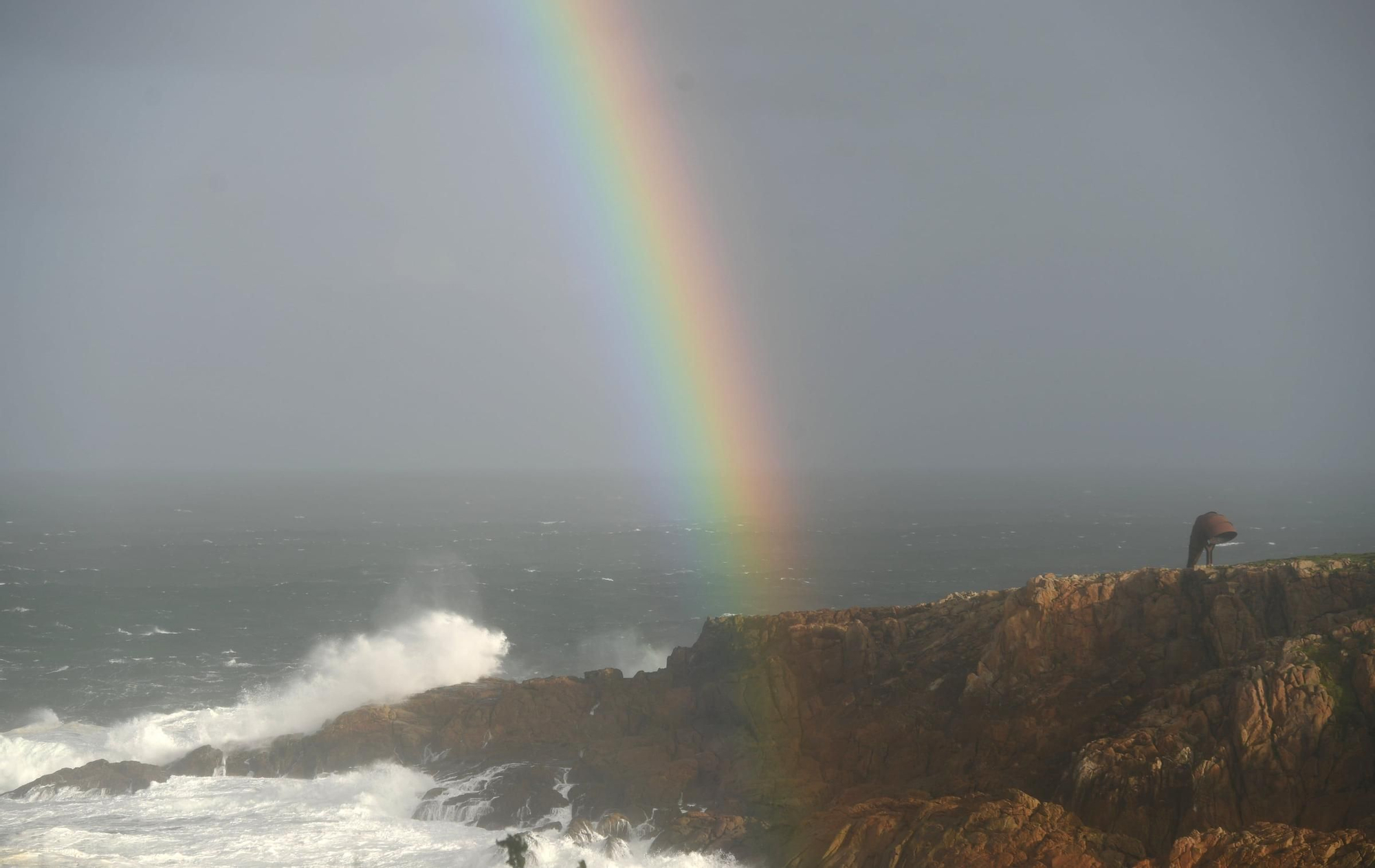 Un espectacular arcoiris se asoma por la Torre de Hércules