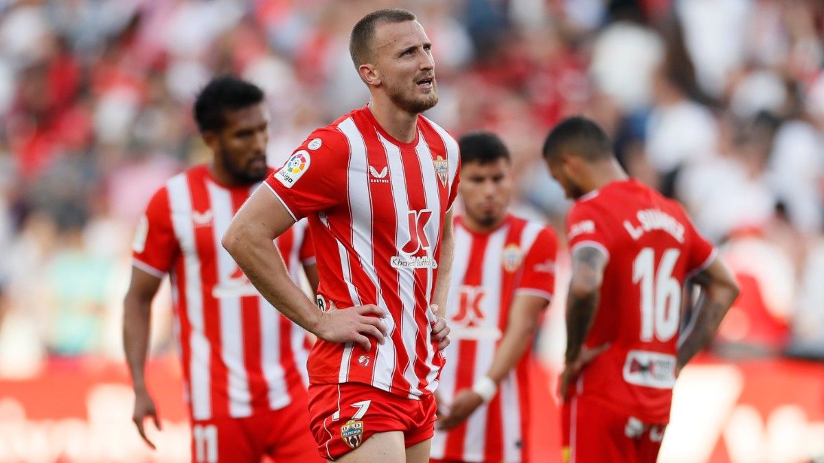 El defensa del Almería Rodrigo Ely, en una acción ante el Sevilla