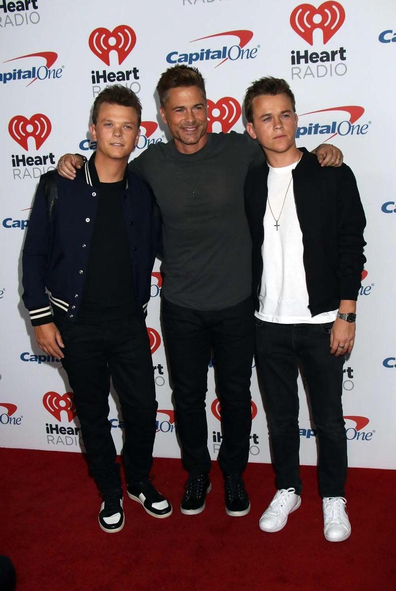 Rob Lowe presume de hijos en la alfombra roja del iHeartRadio Music Festival de Las Vegas