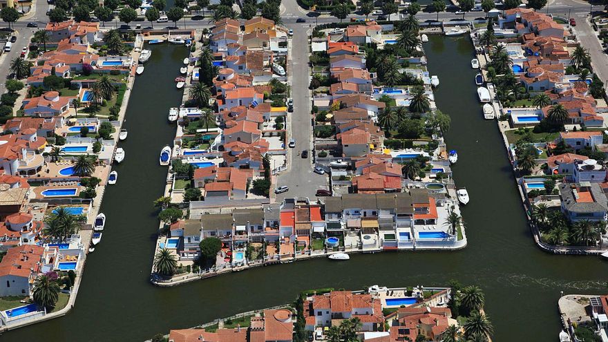 Empuriabrava: una marina amb 25 quilòmetres de canals