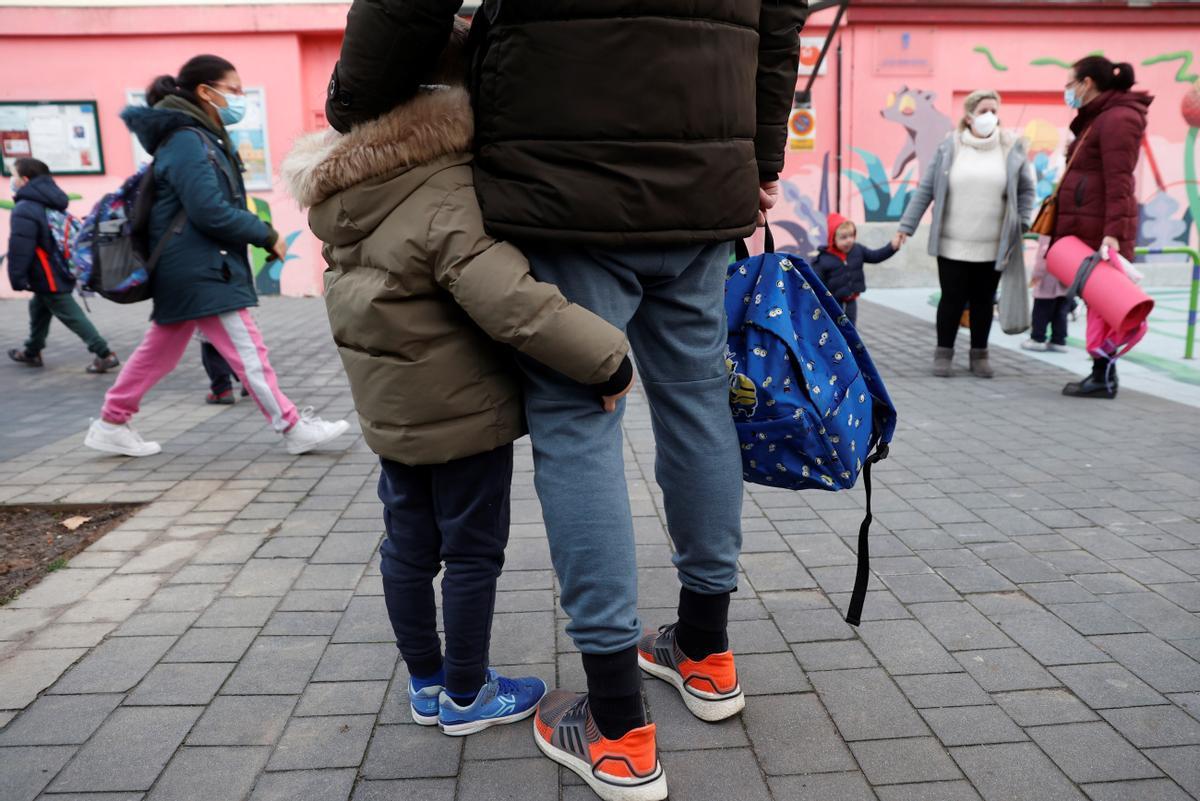 El reinicio de las clases en todos los niveles de enseñanza, salvo el universitario, tras las vacaciones de Navidad ha arrancado este lunes con normalidad para los más de 8 millones de alumnos de toda España, pero con las bajas de miles de profesores. Según el recuento realizado por CCOO, entre el 4 y el 6% del personal de los centros educativos no puede incorporarse a las aulas por Covid.