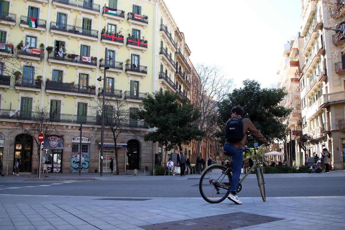 Un chico en bici delante de la Casa Orsola.