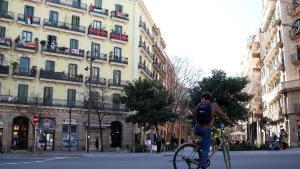 Un chico en bici delante de la Casa Orsola.
