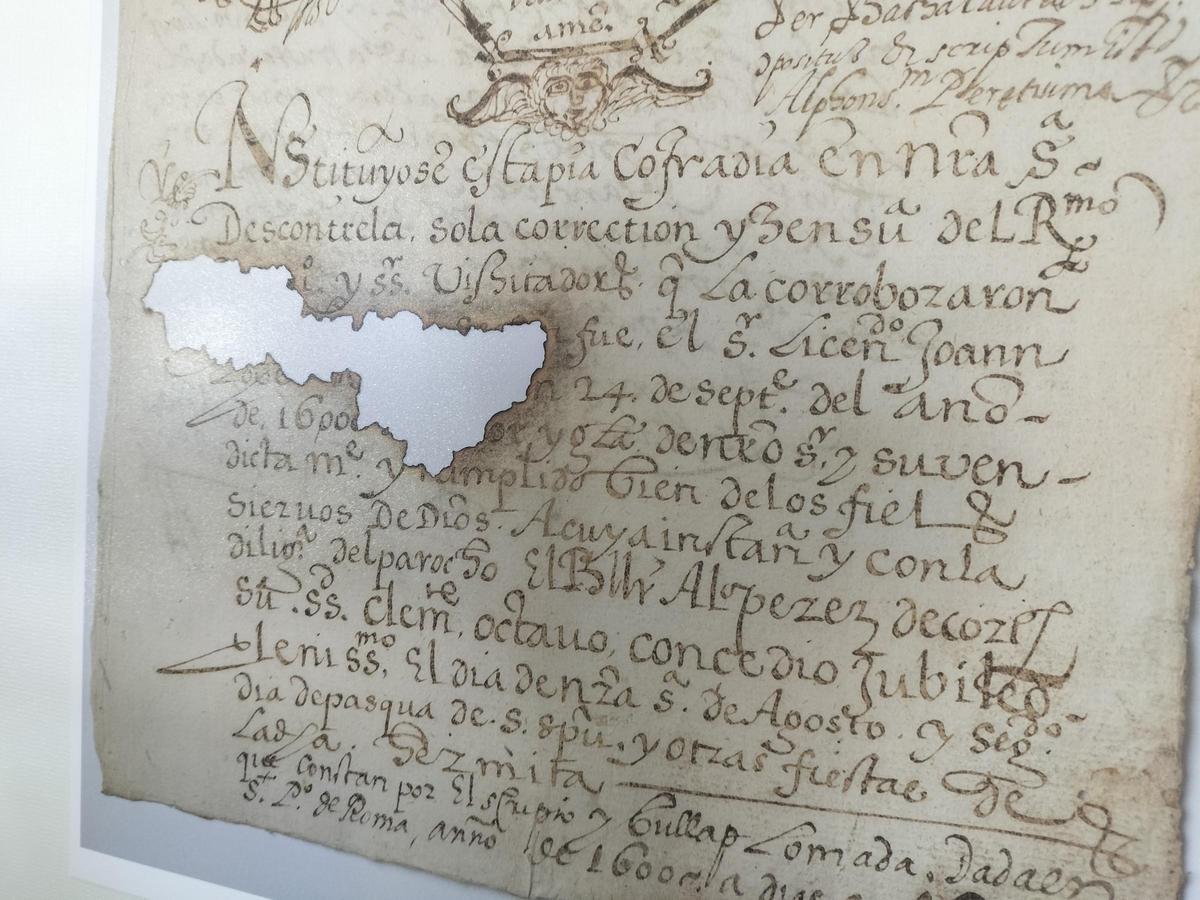 Tapia muestra una exposición histórica: los manucristos de la creación de la Cofradía del Carmen, hace 400 años