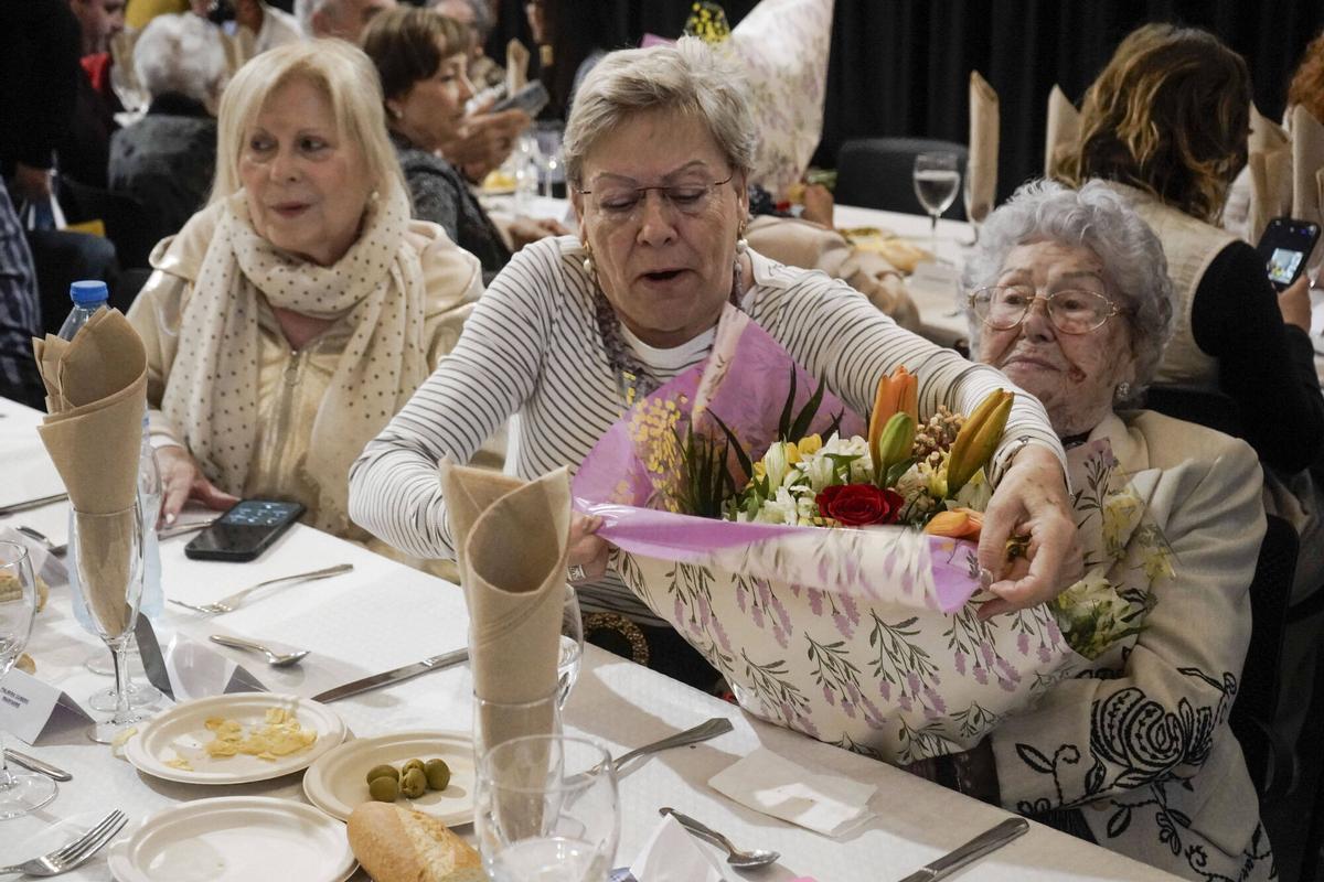 Imatge del dinar d’homenatge a les persones centenàries de Manresa al Museu de l’Aigua i el Tèxtil Imatge del dinar d’homenatge a les persones centenàries de Manresa al Museu de l’Aigua i el Tèxtil