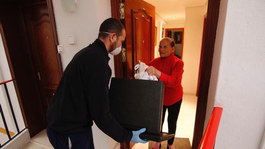 Coronavirus en Córdoba: la Junta entrega la comida en casa a 500 mayores con escasos recursos