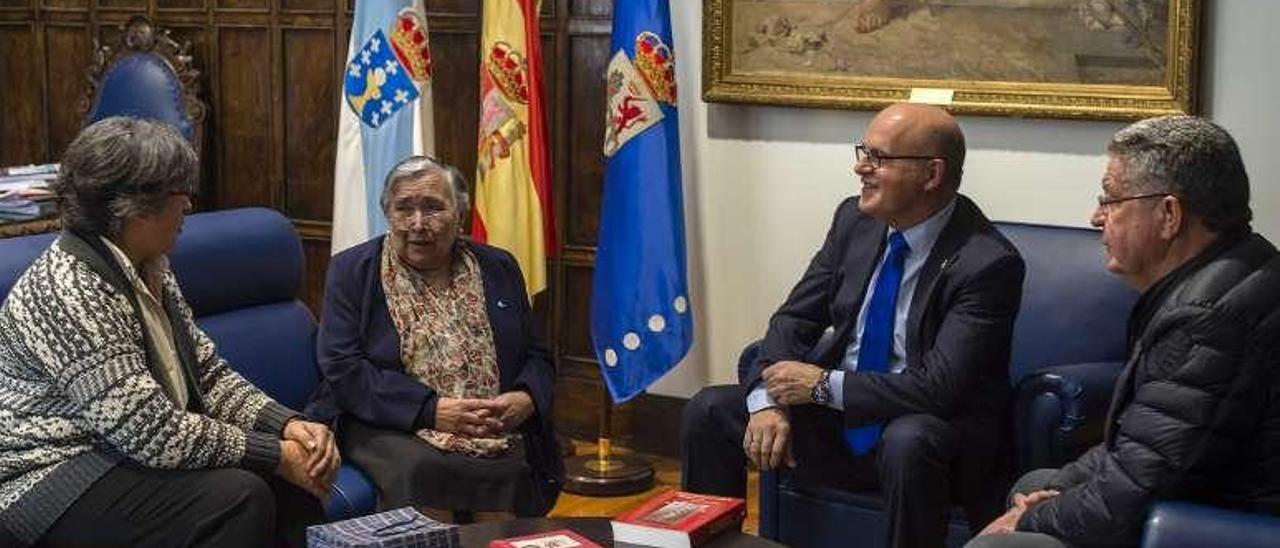 La hija y la viuda de Liste, con Baltar y el alcalde de Cea. // FdV