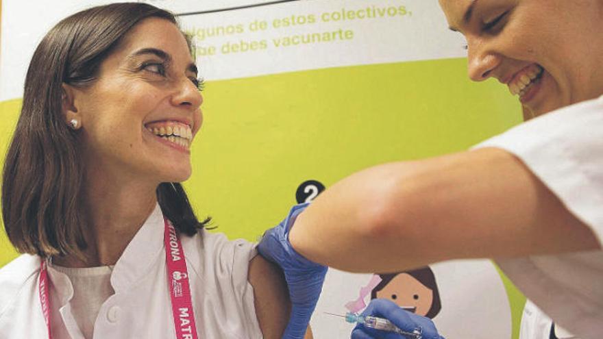Una sanitaria vacuna a otra durante la campaña de la gripe del año pasado.