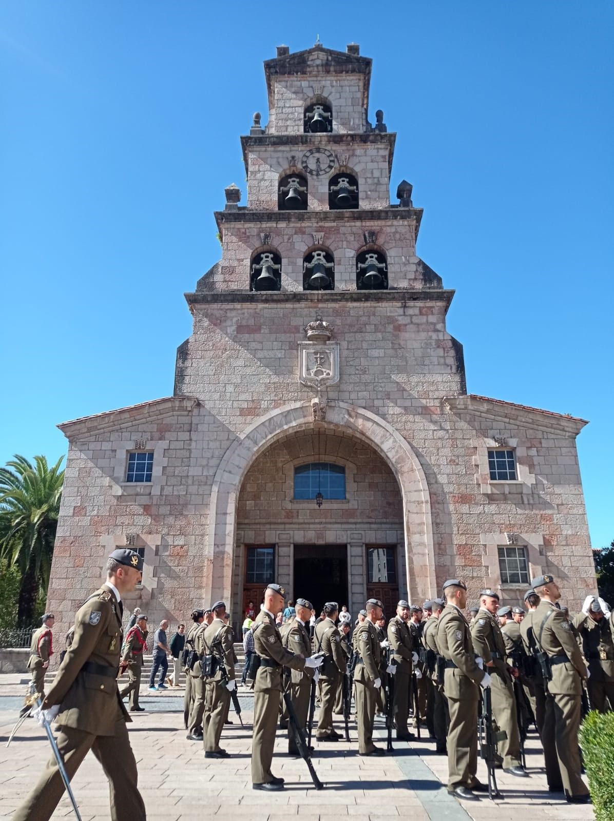 Multitudinaria jura de bandera en Covadonga, con imágenes para la historia en el real sitio