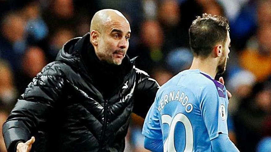 El santpedorenc Pep Guardiola dona instruccions a Bernardo Silva