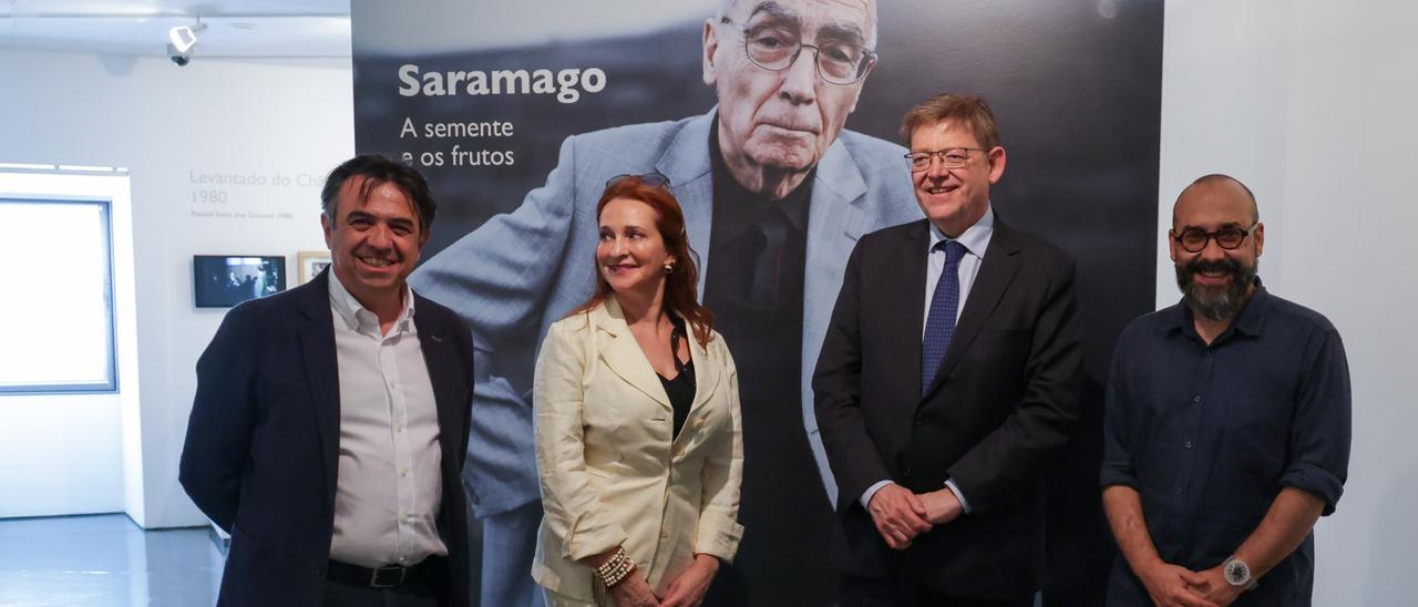 El president Ximo Puig, junto a Martí Domínguez y Ana Margadida de Carvalho, en la Fundación Saramago.