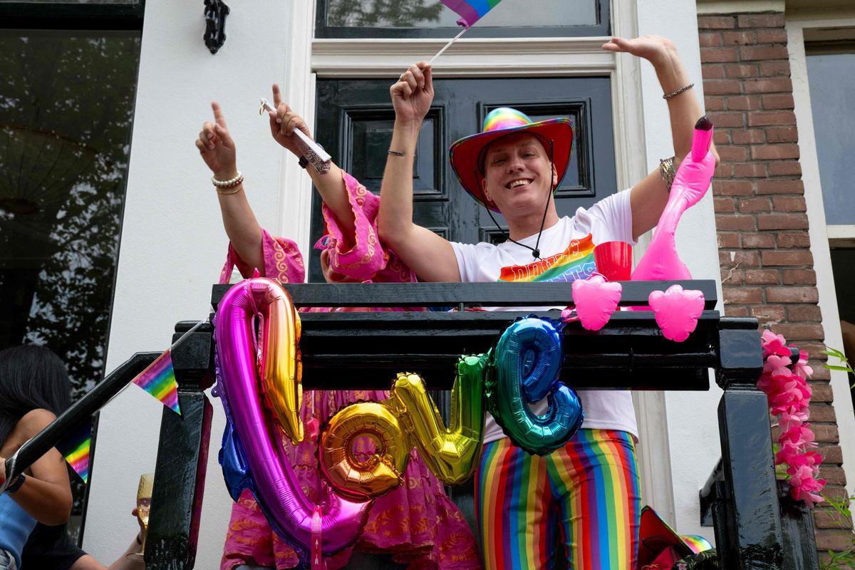 Celebran el desfile anual del orgullo LGTB+ por el Canal en Ámsterdam