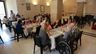 Un seminario como asilo y voluntarios volcados: la espera de los mayores frente al incendio de Jarilla