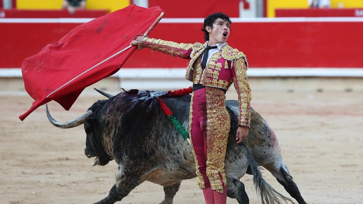 El diestro Isaac Fonseca durante su faena.