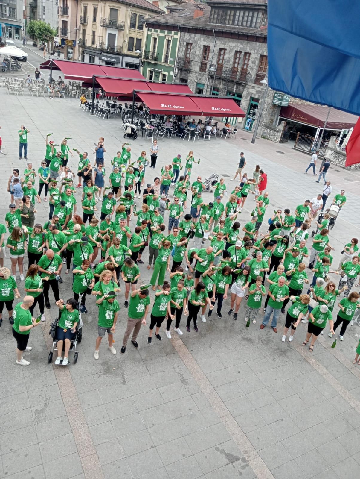 Doscientas personas marchan y escancian en Laviana para combatir la ELA