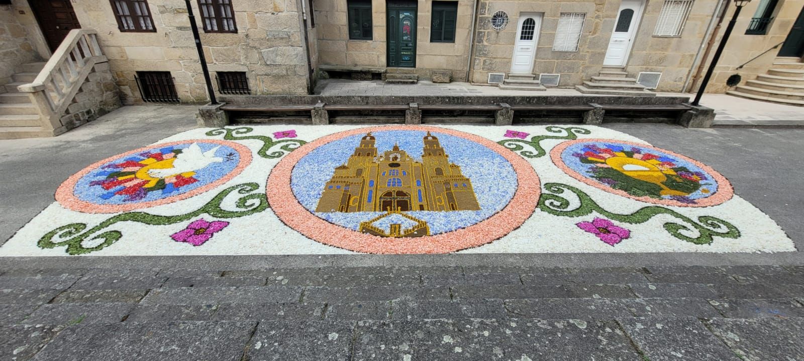 Redondela, cubierta por sus alfombras de flores