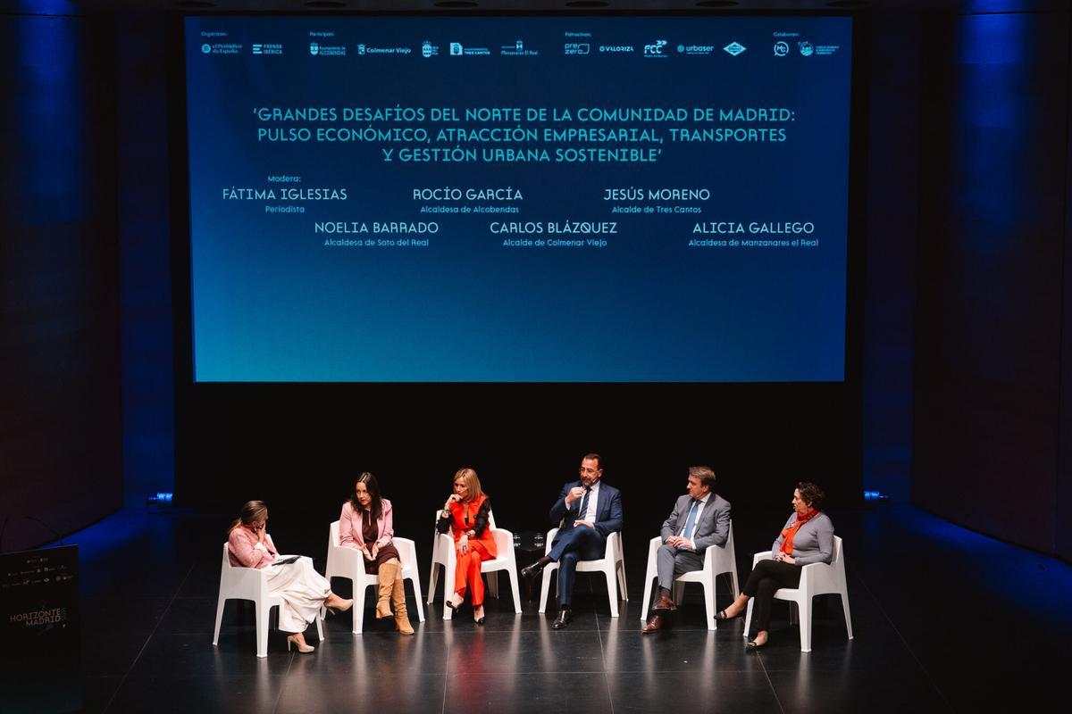 De izquierda a derecha, la periodista Fátima Iglesias, junto a Noelia Barrado (Soto del Real); Rocío García (Alcobendas); Carlos Blázquez (Colmenar Viejo); Jesús Moreno (Tres Cantos), y Alicia Gallego (Manzanares el Real). Foto: Alba Vigaray