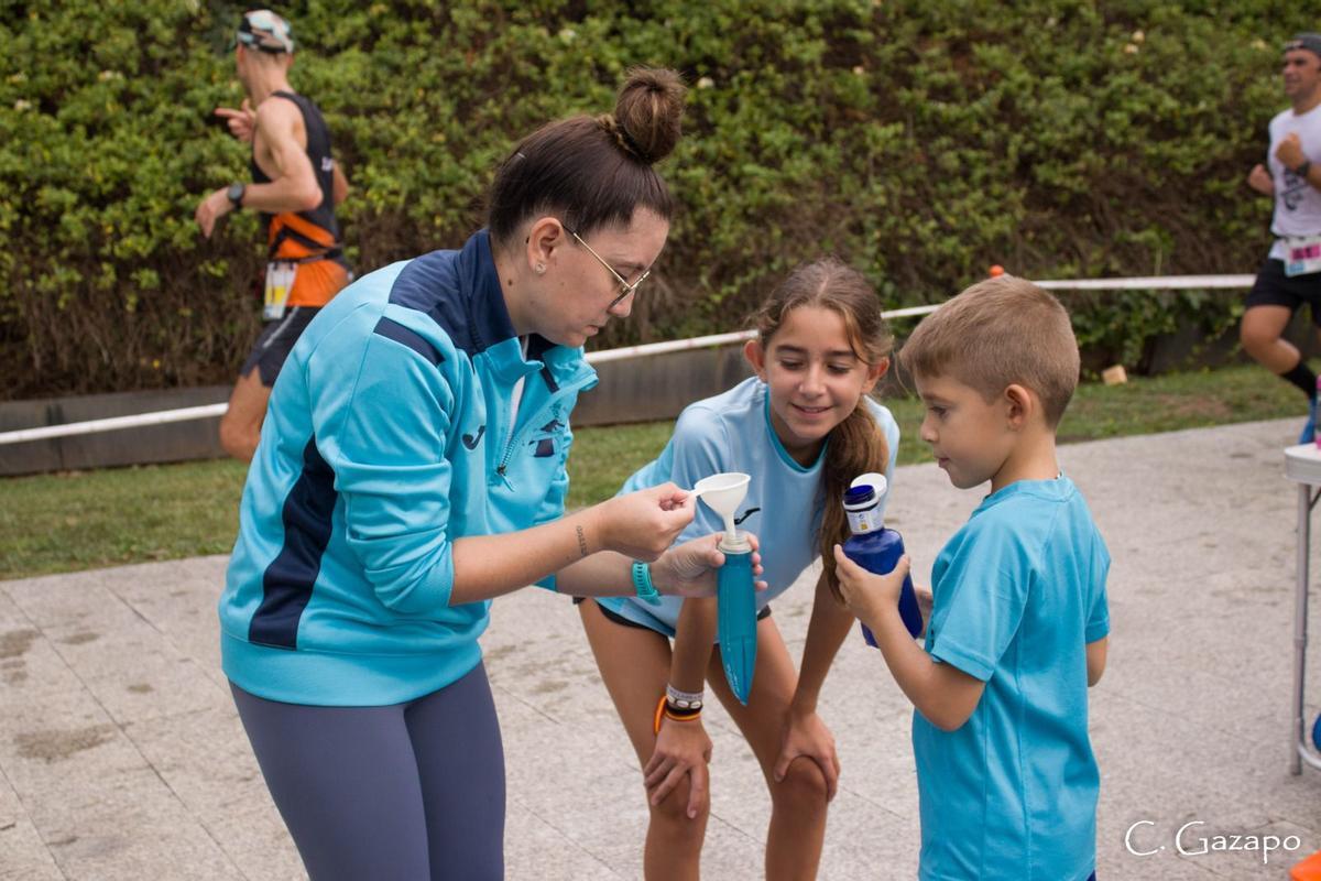Su mujer y sus hijos, preparando el avituallamiento.