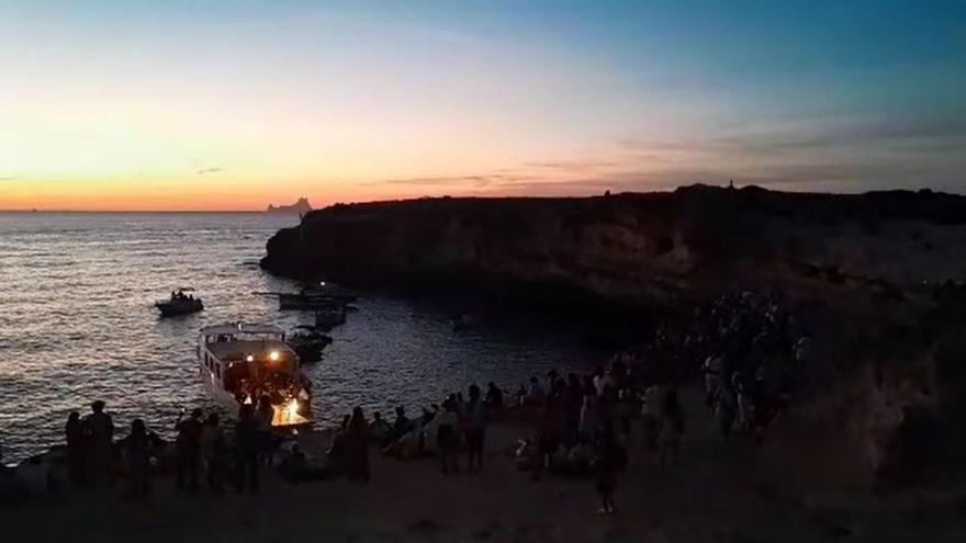 Guardia Civil y Policía Local vigilan un concierto desde un barco en pleno Parque Natural en Formentera