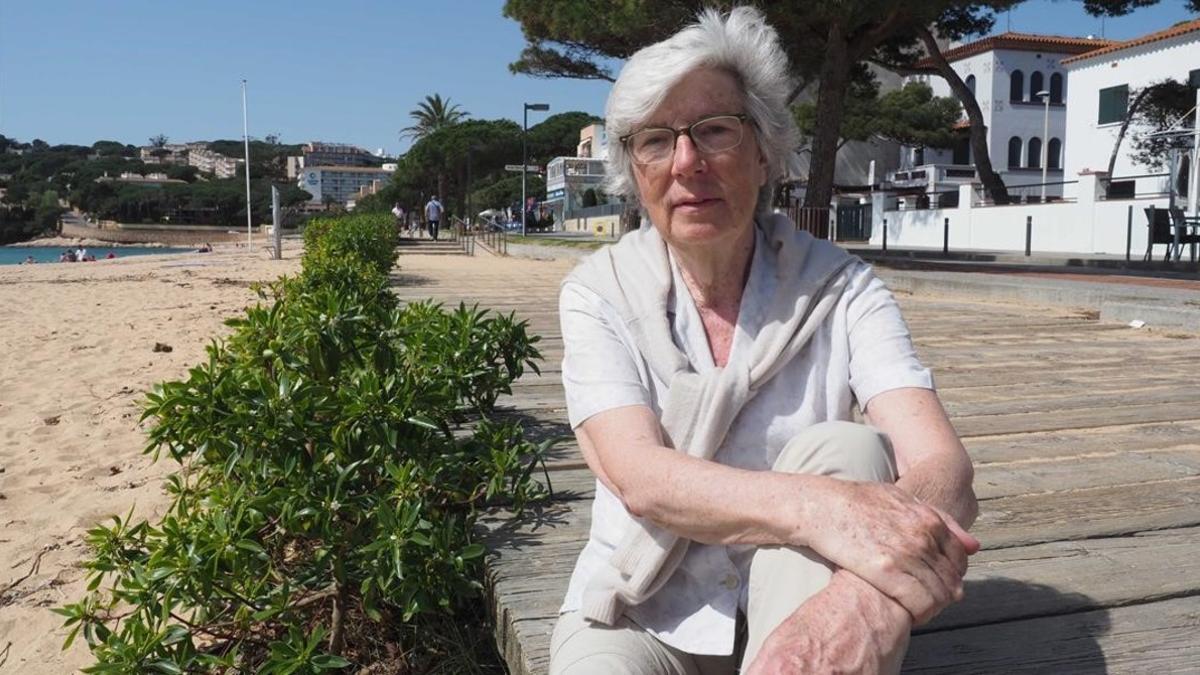 Gemma Plana, afectada de electrosensiblidad, en una playa barcelonesa.