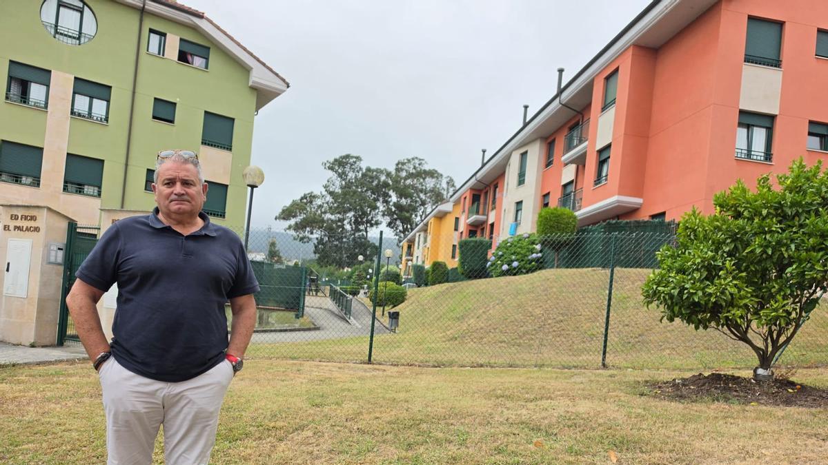 Celestino Novo, alcalde de Muros de Nalón, delante de la urbanización del concejo en la que la Sareb lanzó varios desahucios