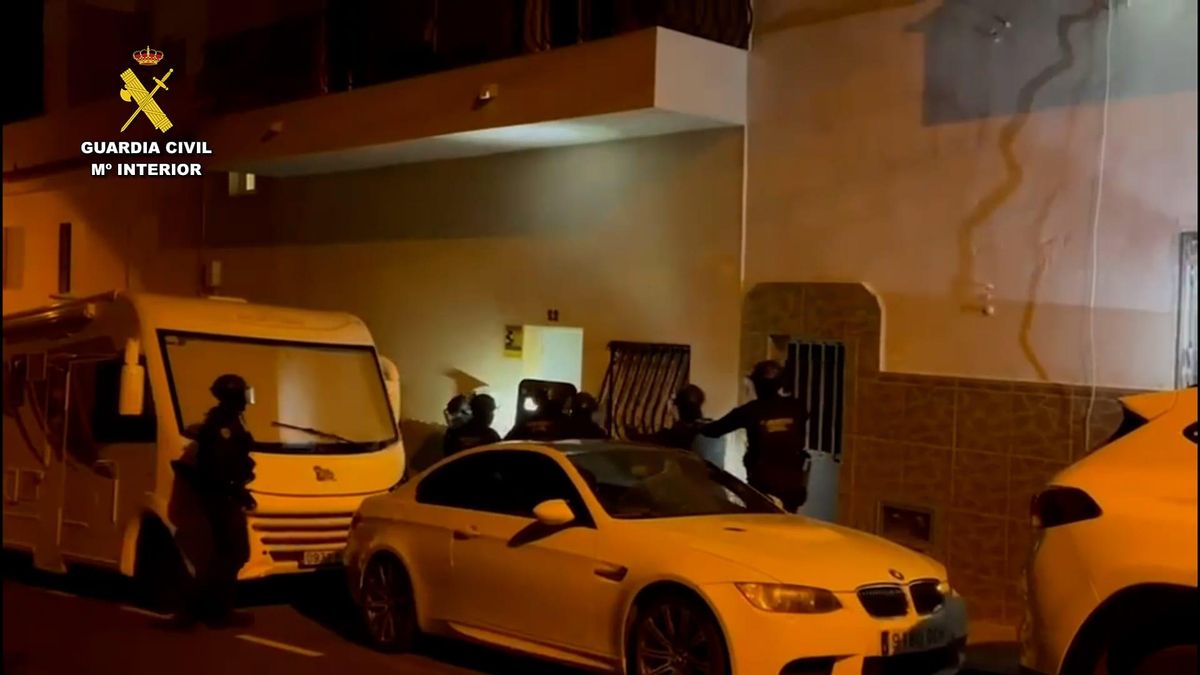 Momento en el que la Guardia Civil entra en la vivienda