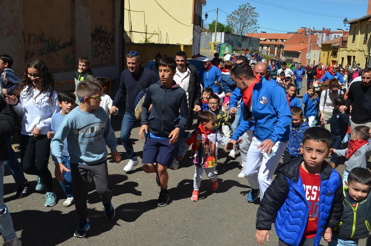 Carreras de niños y mayores en los encierros con carretones.