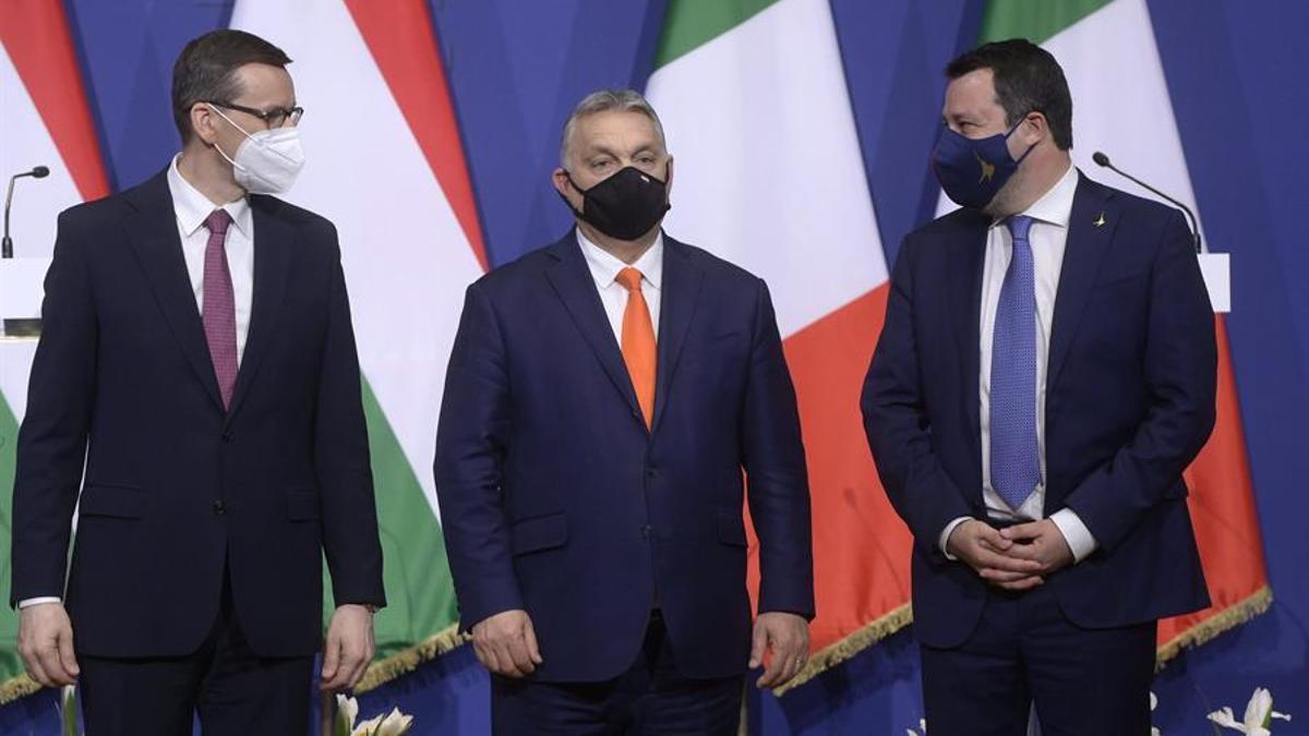 Morawiecki, Orban y Salvini, durante su encuentro en Budapest.