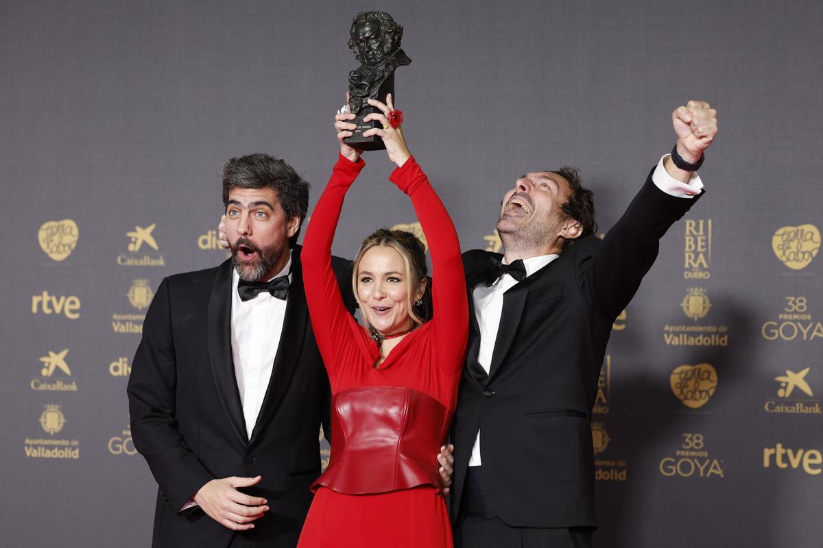 La compositora Rigoberta Bandini recibe el premio a la Mejor Canción Original por la película 'Te estoy amando locamente'.