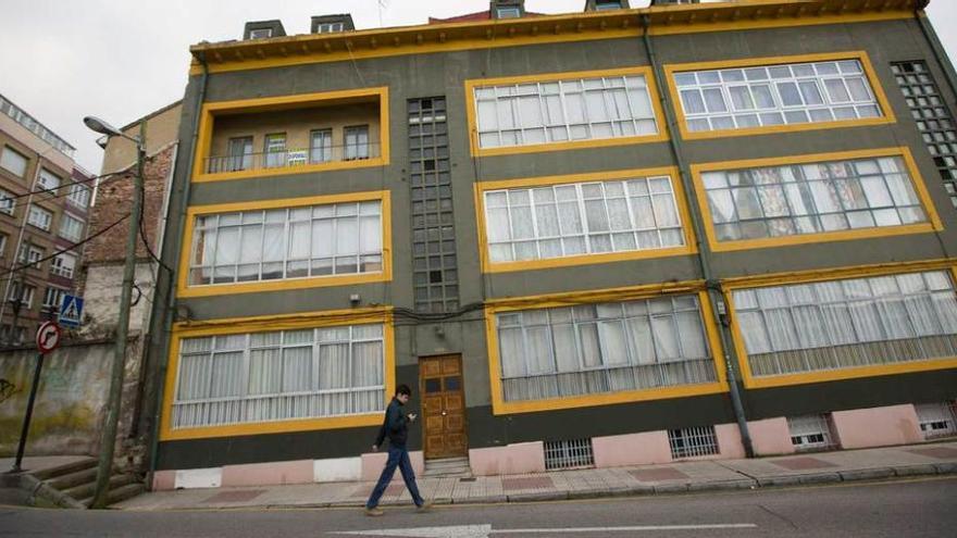 El edificio de Villafría en el que apareció el cuerpo sin vida de la mujer.