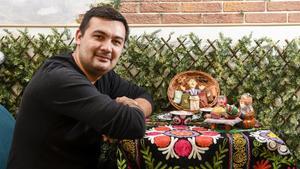 Naufal  Vagapov, en una de las mesas de su local, donde sirve comida uzbeka. 
