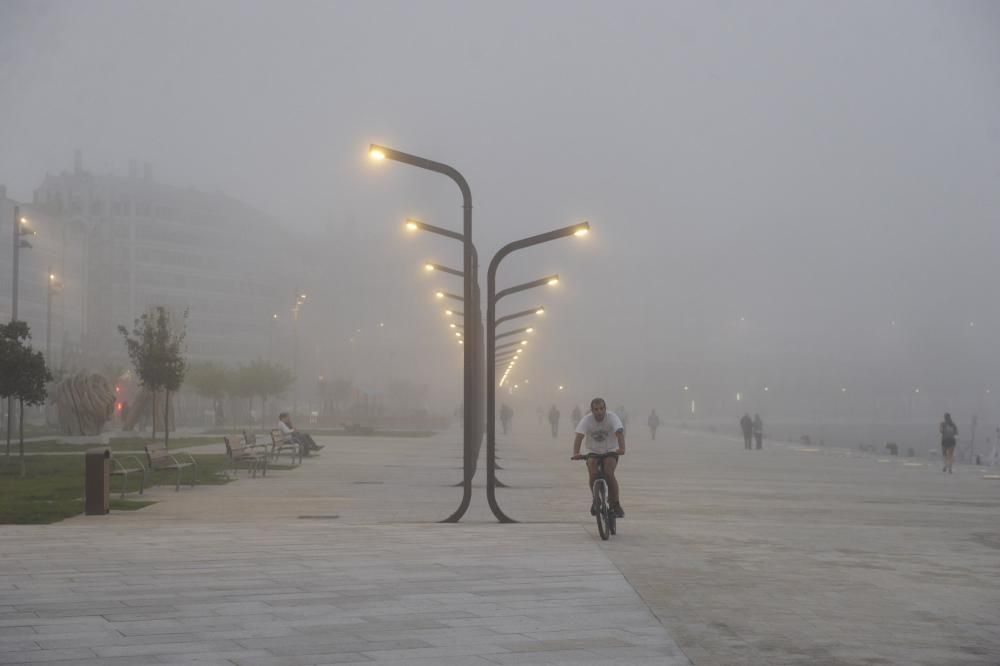 La niebla cubre, un día más, la ciudad de A Coruña