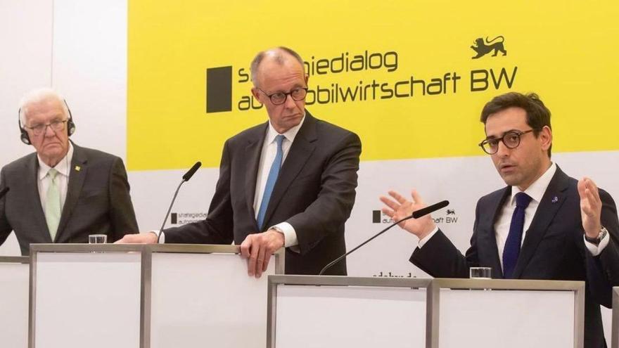 Séjourné, a la derecha, ante la atenta mirada del canciller Merz, en el centro. | C. E.