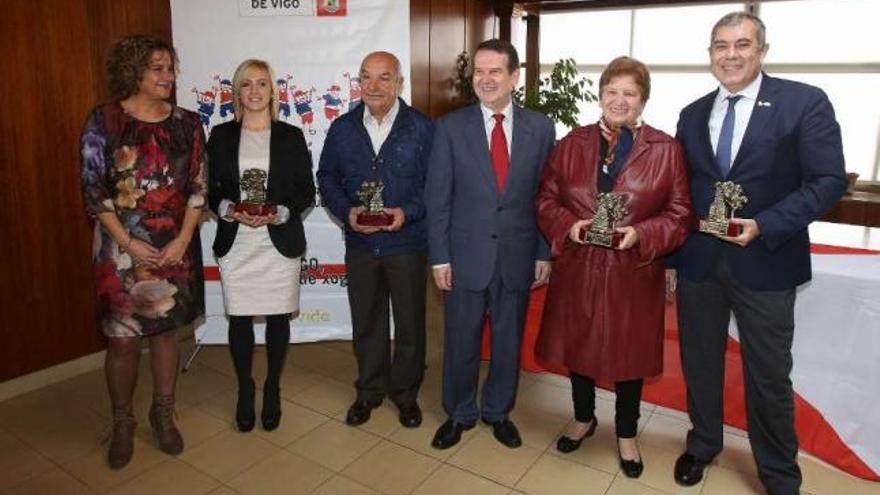 De izquierda a derecha, Carmela Silva, Elena Casal, Manuel Iglesias &quot;Zaragallas&quot;, Abel Caballero, Carmen Avendaño y Serafín Alonso, tras la entrega de los premios VIDE. // Ricardo Grobas