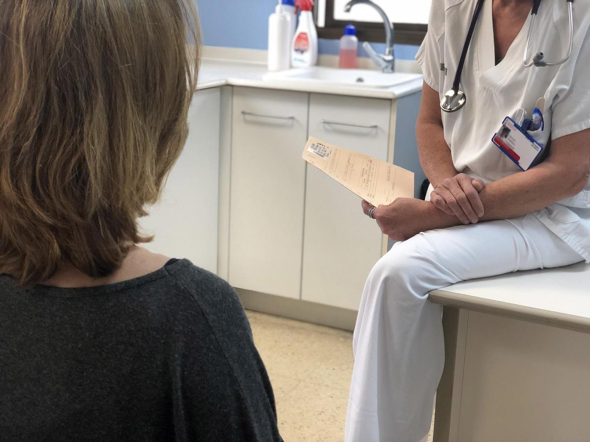 Atención a una paciente en una consulta de un centro de salud