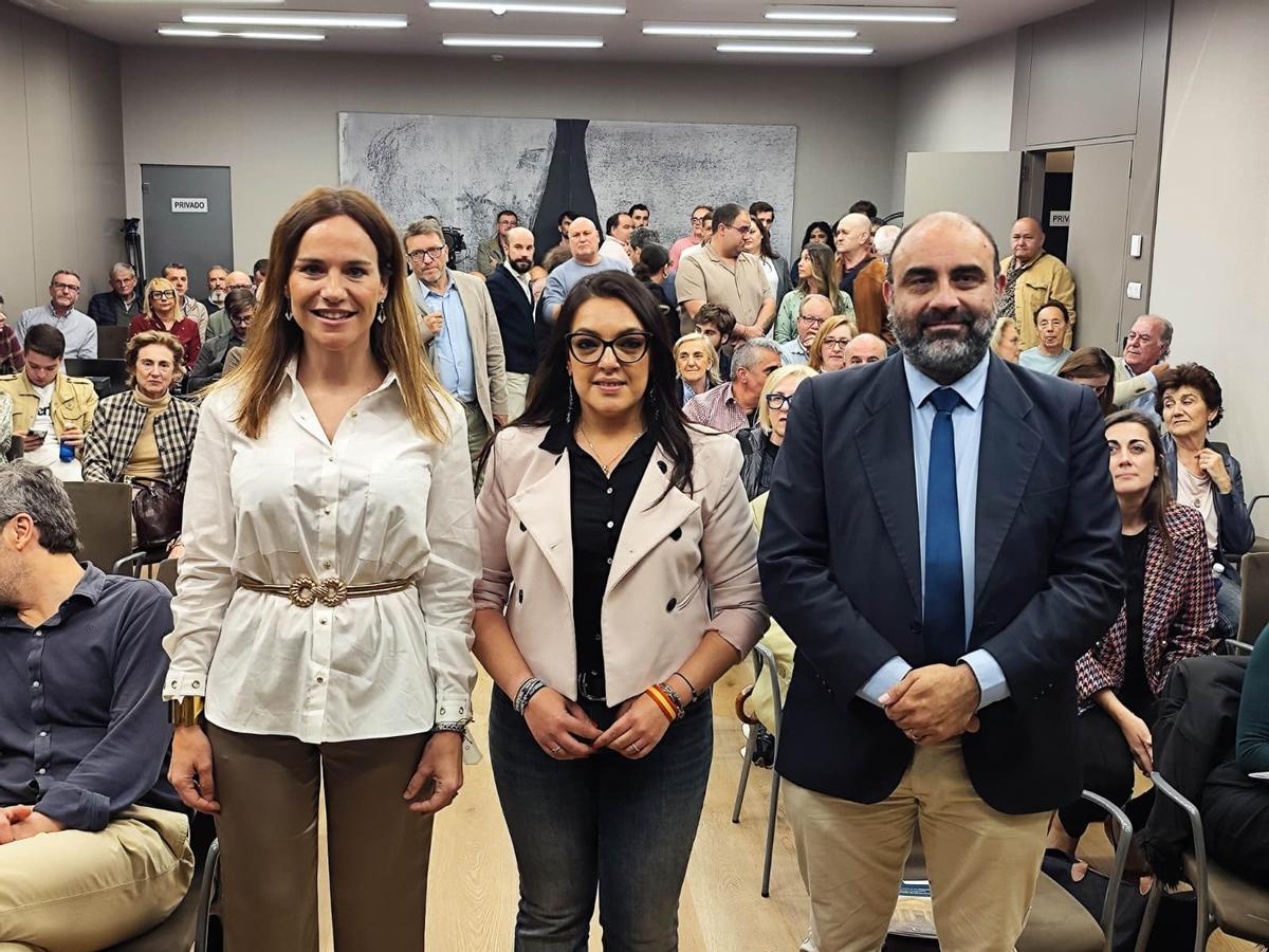 Isabel Pérez Moñino, Carolina López y Ricardo Ruiz de la Serna en Oviedo.