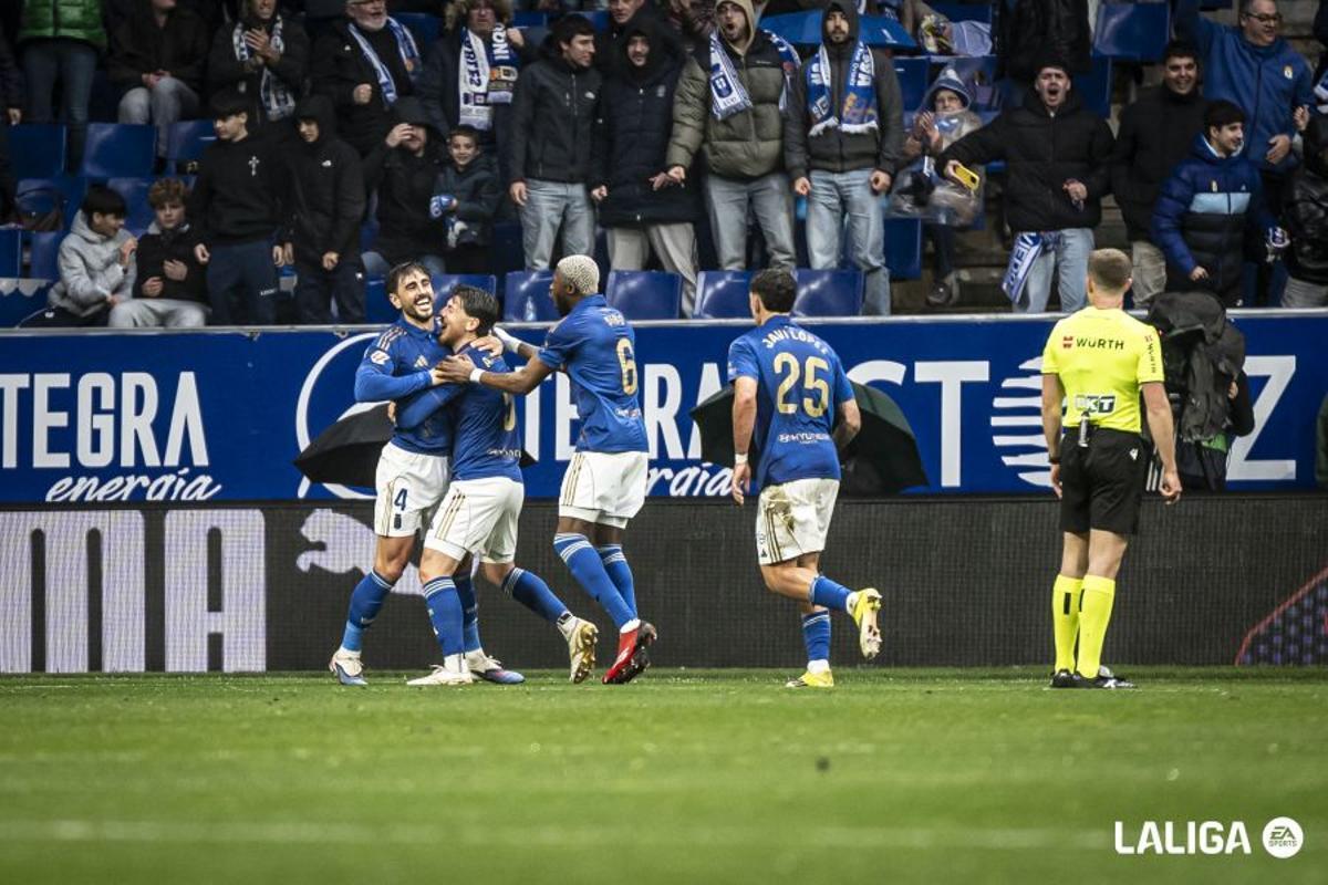 El gallego Costas celebra el gol que le hizo al Valencia en la primera mitad con sus compañeros