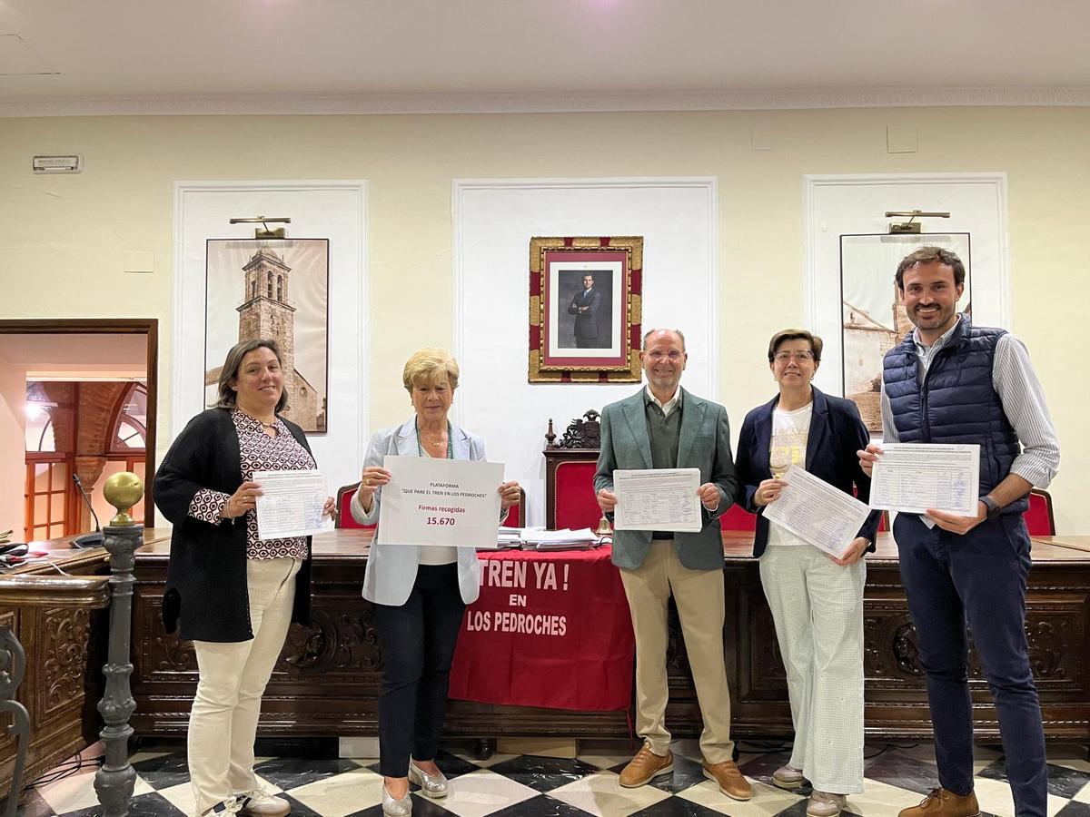 Miembros de la plataforma Que Pare el Tren, con el alcalde de Villanueva de Córdoba tras entregarle las firmas.