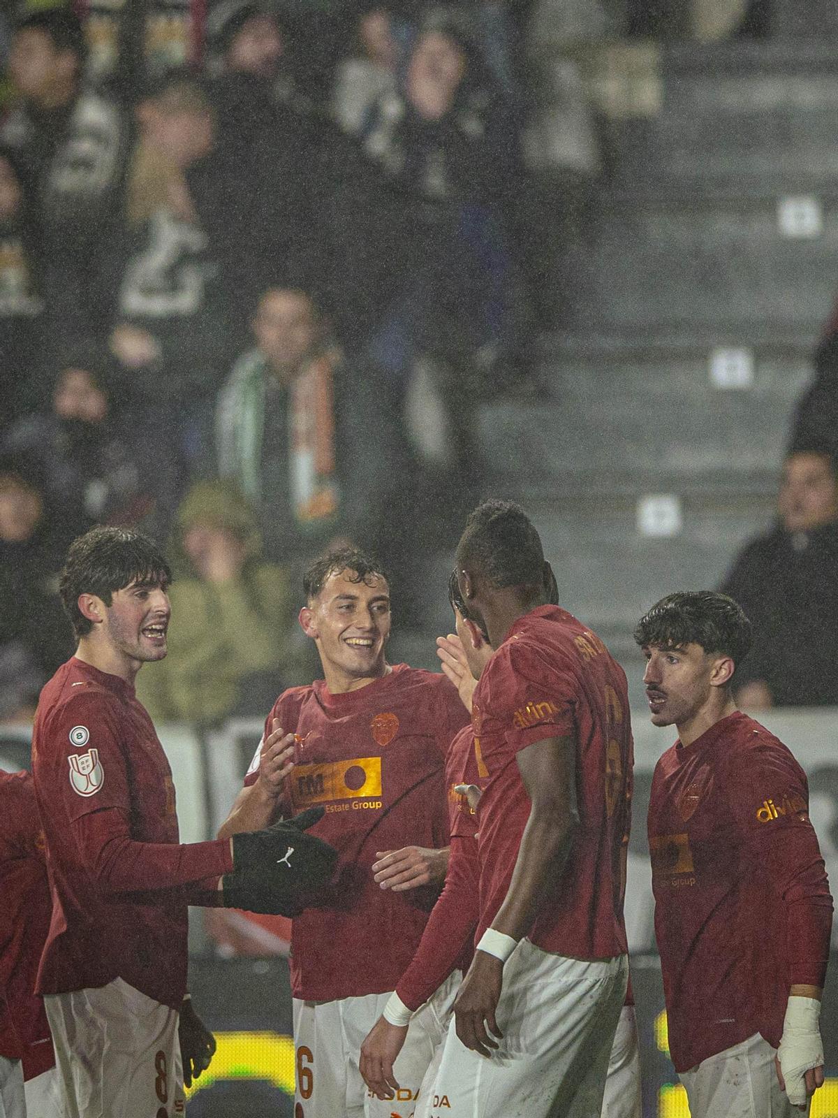 Sadiq felicita a Rubo tras marcar el 0-1