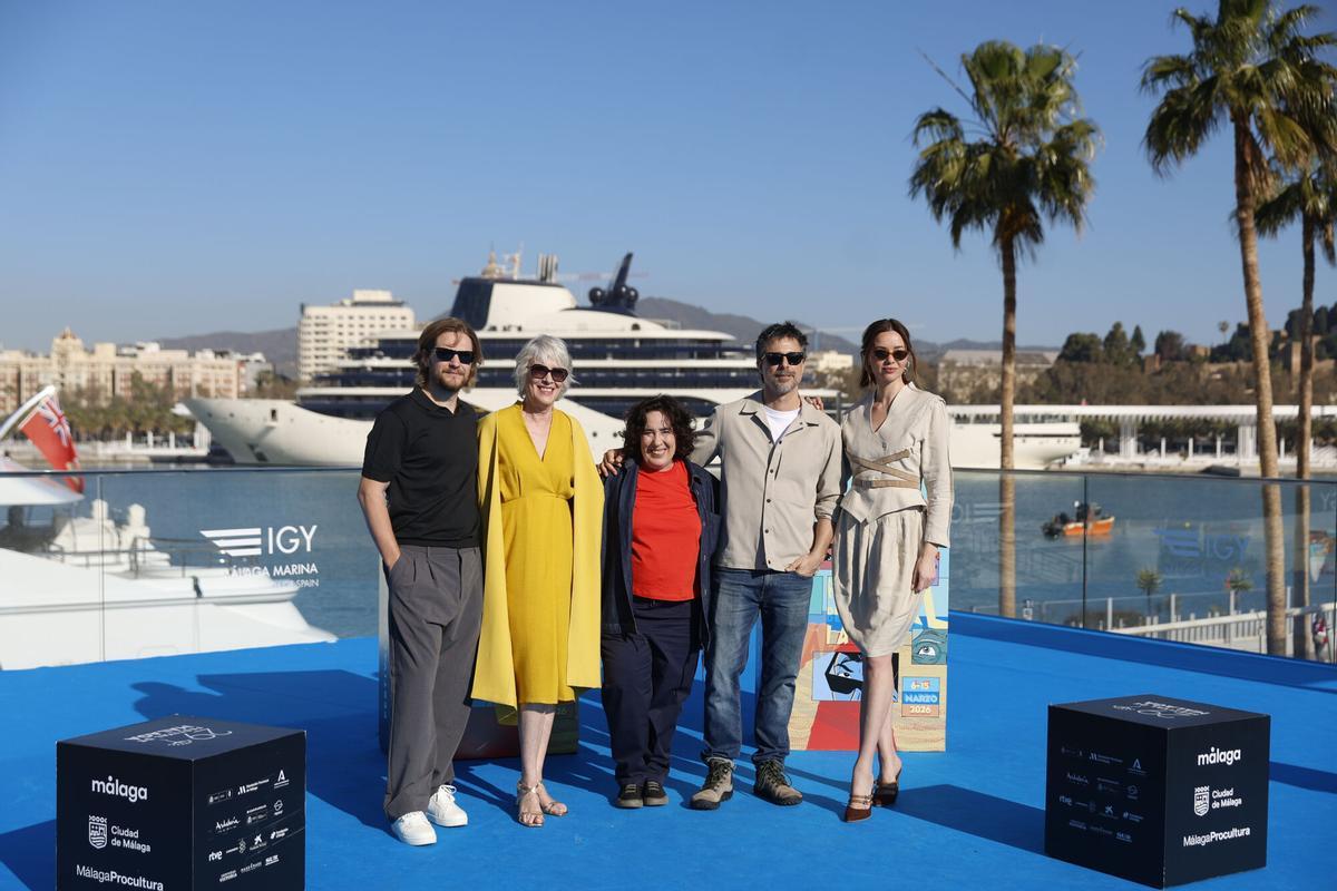 MÁLAGA, 13/03/2026.- La cineasta Arantxa Echevarría (c) junto actores Jaime Olias (i) Susi Sánchez (2i), Hugo Silva (2d) y Dafne Fernández (d) durante la presentación de 'Cada día nace un listo' este viernes en el Festival de Cine de Málaga. EFE/ Jorge Zapata