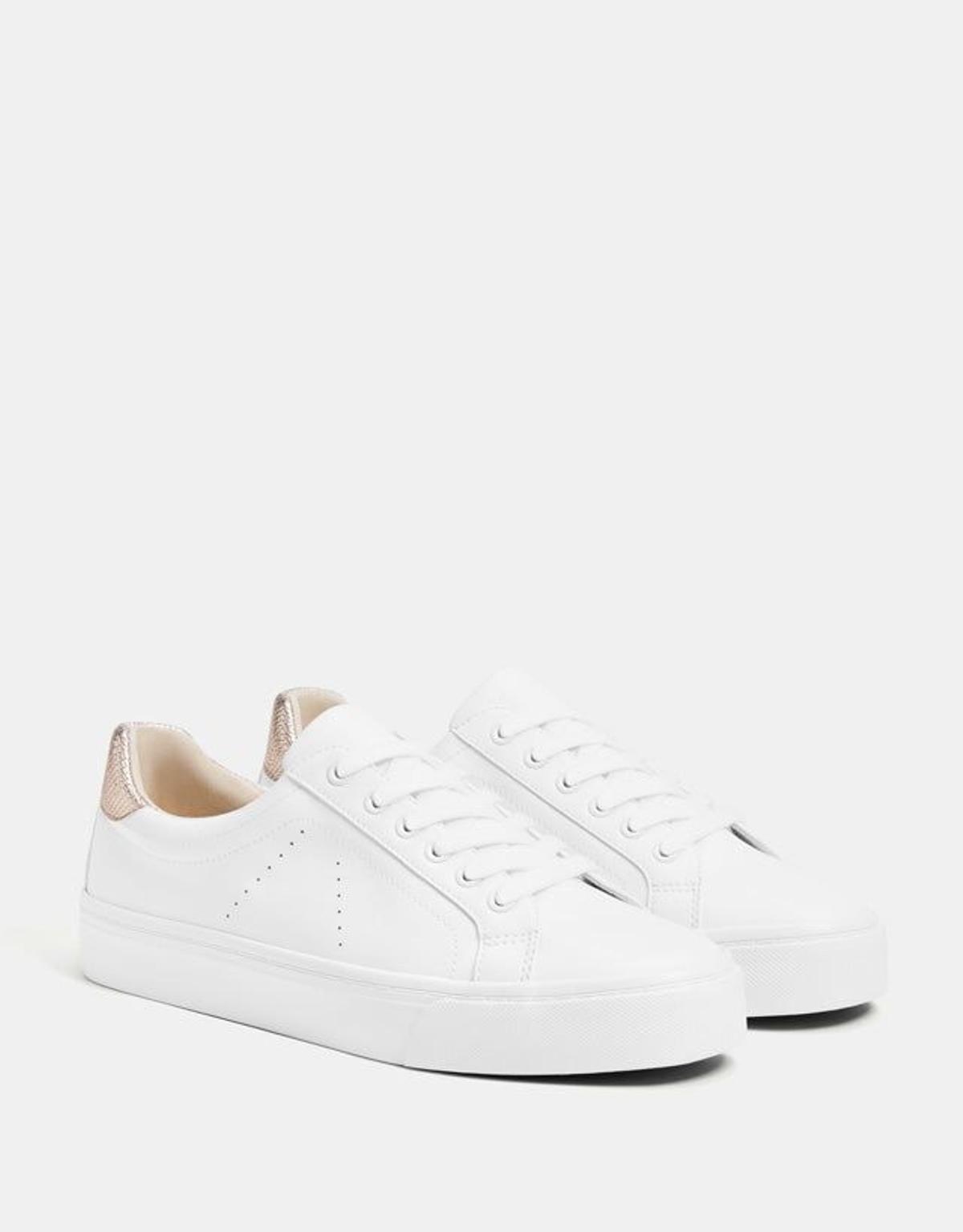 Zapatillas blancas con cordones de Bershka