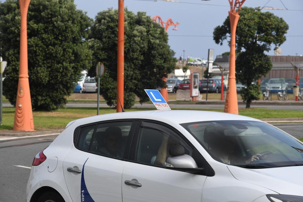 Un coche de la autoescuela realiza prácticas en A Coruña