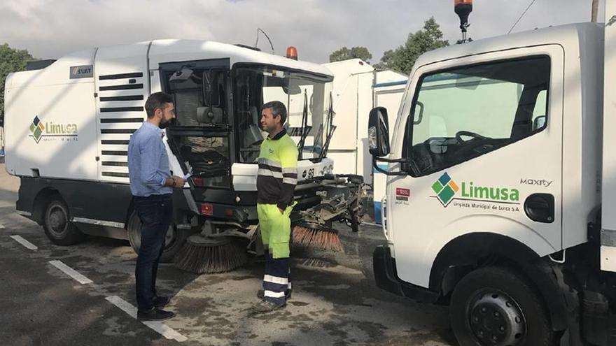 Martínez controla el dispositivo de limpieza.