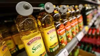 Las familias recortan su consumo de aceite de oliva ante el alza interminable de los precios