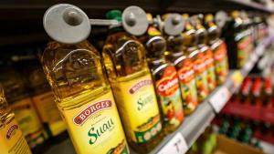 Botellas de aceite de oliva con alarmas en un supermercado de Barcelona.